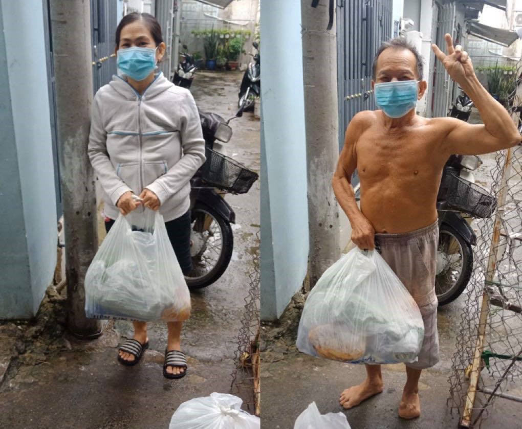 Người dân được hỗ trợ xúc động nhận quà hỗ trợ 