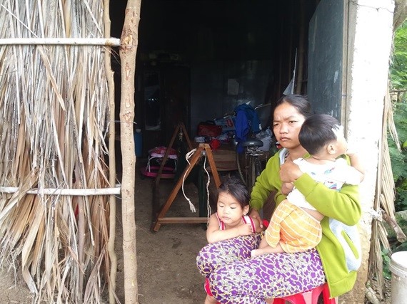 Vợ anh Tình không có việc làm và phải chăm sóc 2 con nhỏ khiến gia đình thêm khó khăn.